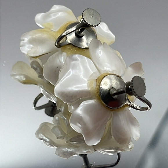 Vintage White Flower Screw Back Earrings. - Picture 3 of 5